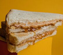 Сэндвич с арахисовой пастой и солёной карамелью