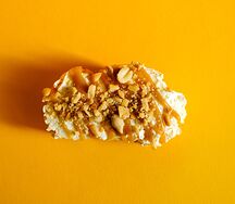 Меренговый рулет с карамелью и арахисом