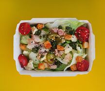Салат с беконом и яйцом