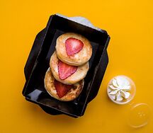 Сырники c клубникой и греческим йогуртом
