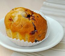 Кекс со смородиной и изюмом