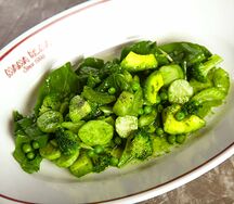 Зелёный салат с авокадо и киви