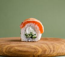 Обожжённый ролл Филадельфия с лососем