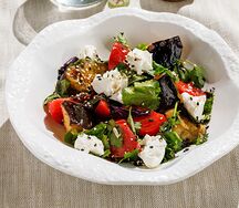 Теплый салат с хрустящими баклажанами