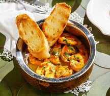 Жареные креветки с чесноком