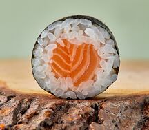 Маки-ролл с лососем