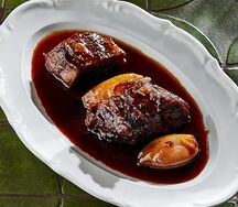 Томленая говяжья шея в соусе "Порто"