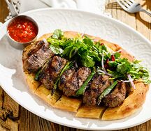 Седло ягненка на пряной лепешке