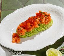 Тартар из лосося с авокадо