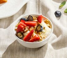 Мацони с медом, грецким орехом и ягодами