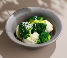 Брокколи и цветная капуста с пармезаном