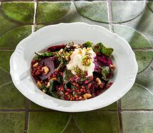 Салат со свёклой, фасолью маш и страчателлой 