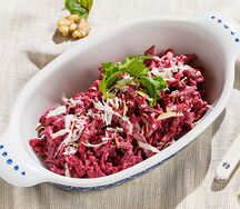 Салат из нежной говядины с копченым сыром сулугуни