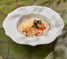 Овсяная каша с английским кремом и голубикой