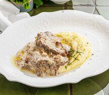 Телятина с белыми грибами и трюфельным соусом