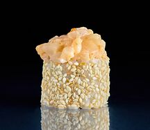 Запеченный ролл с гребешком и кунжутом