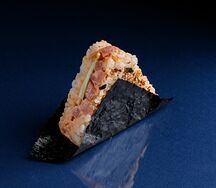 Онигири с тунцом