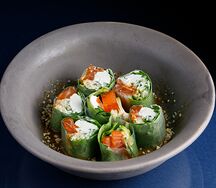 Фреш ролл с копченым лососем и соусом никкей