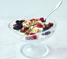 Творог с орехами, сухофруктами и мёдом