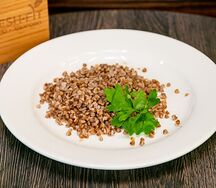 Гречка, обжаренная с зеленью и орехом