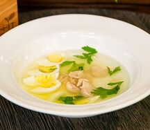 Бульон куриный с яйцом