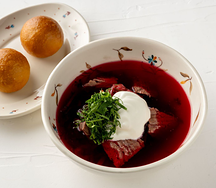 Борщ с чесночными пампушками и сметаной