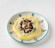 Бефстроганов с картофельным пюре и брусникой