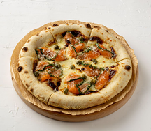 Пицца с лососем и моцареллой