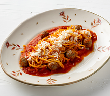 Спагетти с фрикадельками в томатном соусе