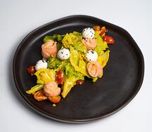 Салат с лососем слабой соли и с сыром креметте