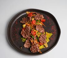 Салат с говяжьей вырезкой и Коул Слоу