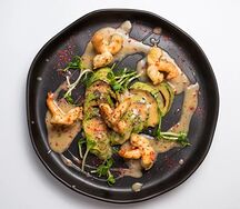 Креветки с жареным авокадо и пряно-кокосовым соусом