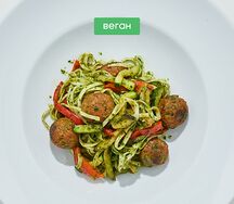 Фрикадельки веган с лапшой удон и овощами