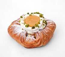 Слойка Датская с грушей-юдзу и маскарпоне