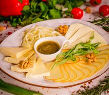 Сырное ассорти с соусом ткемали