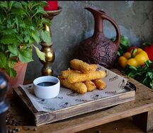 Сырные палочки с кисло-сладким соусом 