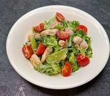 Теплый салат с курочкой и беконом