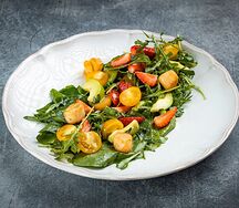 Салат с гребешками и клубникой 