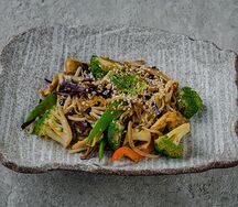 Удон с овощами и соусом терияки