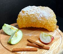 Чебурек с яблоком и корицей