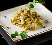 Салат с маринованными огурчиками