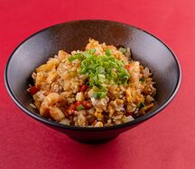 Жареный рис с курицей и креветками