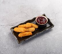 Жареный сыр с брусничным соусом