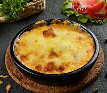Сулугуни, жаренный с помидорами