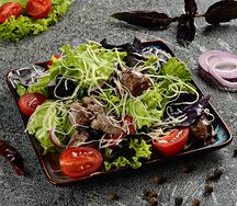 Теплый салат с куриной печенью