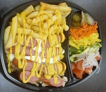 Шаверма с Колбасками и горчичным соусом на Тарелке