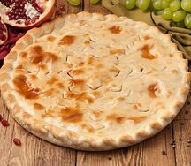 Пирог с вишней и клубникой