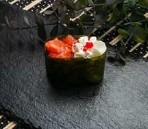 Гункан лосось и сыр