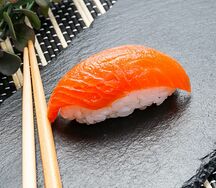 Суши лосось