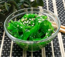 Чука салат с кунжутным соусом